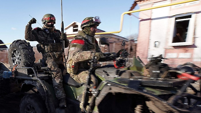 Laut Wladimir Putin erfüllen seine Soldaten folgende Aufgaben in der Ukraine: die Verteidigung ...