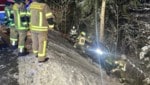 Die Feuerwehr sicherte den Mercedes und unterstützte bei der Bergung.