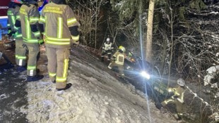 Die Feuerwehr sicherte den Mercedes und unterstützte bei der Bergung.