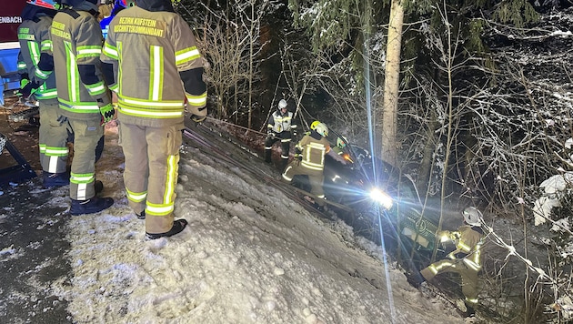 Die Feuerwehr sicherte den Mercedes und unterstützte bei der Bergung.