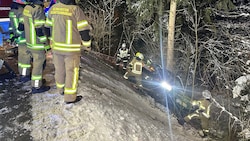 Die Feuerwehr sicherte den Mercedes und unterstützte bei der Bergung.