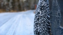 Schleudern auf glatter Fahrbahn als Videohit im Internet.