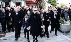 Brigitte Bardots Familie führte die Prozession durch Saint-Tropez an. Die Filmikone wurde am ...