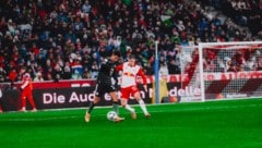 Stefan Lainer (re.) zog sich im Test gegen die Bayern (li. Diaz) einen Bruch der Mittelhand zu.