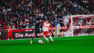 Stefan Lainer (re.) zog sich im Test gegen die Bayern (li. Diaz) einen Bruch der Mittelhand zu.