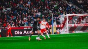 Stefan Lainer (re.) zog sich im Test gegen die Bayern (li. Diaz) einen Bruch der Mittelhand zu.