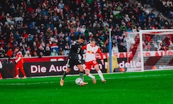 Stefan Lainer (re.) zog sich im Test gegen die Bayern (li. Diaz) einen Bruch der Mittelhand zu.