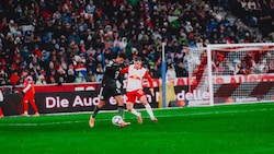 Stefan Lainer (re.) zog sich im Test gegen die Bayern (li. Diaz) einen Bruch der Mittelhand zu.