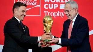 Fabio Cannavaro (li.) und Bundespräsident Alexander van der Bellen enthüllten am ...