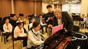 Peter Brugger und chinesische Schülerinnen und Schüler