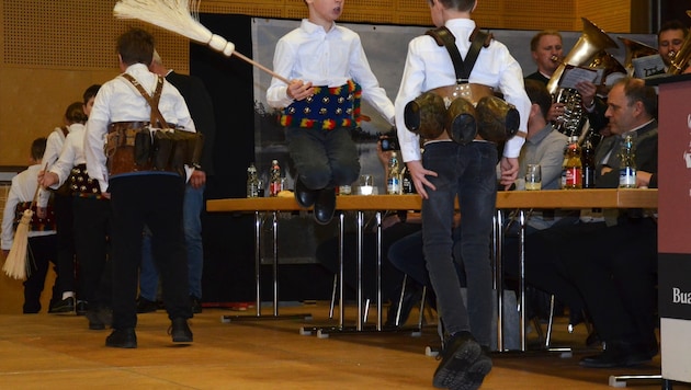 Ein Saal voller „Buabe“ in Imst.