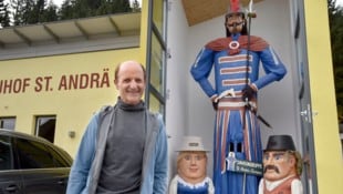 Bürgermeister Heinrich Perner stolz mit dem Samson und seinen Zwergerln