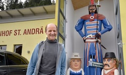 Bürgermeister Heinrich Perner stolz mit dem Samson und seinen Zwergerln