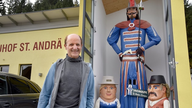 Bürgermeister Heinrich Perner stolz mit dem Samson und seinen Zwergerln