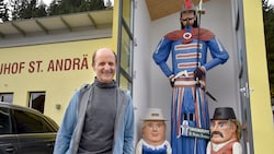 Bürgermeister Heinrich Perner stolz mit dem Samson und seinen Zwergerln