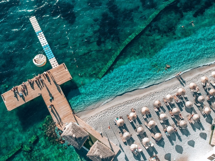 Die sonnige Küste der Türkei am Mittelmeer ist bekannt für Traumstrände und türkises Meer.
