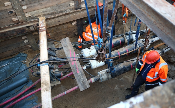 Nach dem Anschlag: Techniker arbeiten unterirdisch, um die Versorgung wiederherzustellen.