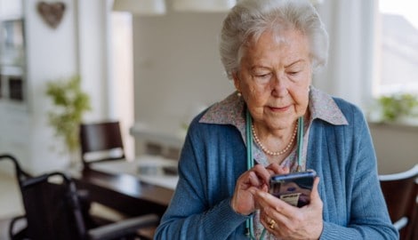 Betrüger versuchen, mit gefälschten E-Mails, Anrufen oder SMS an persönliche Daten ihrer Opfer ...