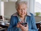 Betrüger versuchen, mit gefälschten E-Mails, Anrufen oder SMS an persönliche Daten ihrer Opfer ...