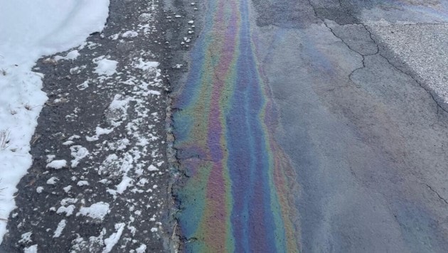 Nicht zu übersehen: Diese Ölspur sorgte für Aufregung.