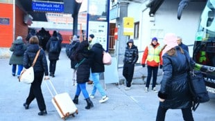 Reisende beim Umsteigen am Innsbrucker Hauptbahnhof.