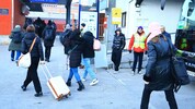Reisende beim Umsteigen am Innsbrucker Hauptbahnhof.