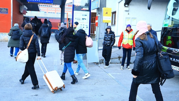 Reisende beim Umsteigen am Innsbrucker Hauptbahnhof.