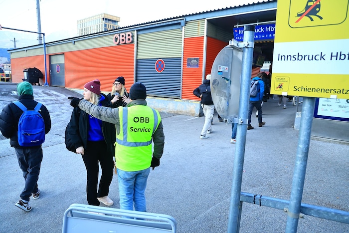Freundliche Helfer lotsten die Fahrgäste.