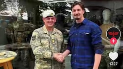 Der Kommandant der Ennser Heeresunteroffiziersakademie mit dem Shop-Betreiber