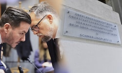 René Benko bei einem der zwei erstgerichtlich abgeschlossenen Prozessen mit Verteidiger Norbert ...