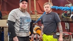 Die beiden Monteure Patrick Adamek (li.) und Joachim Sauer beim Einsatz in Berlin