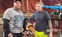 Die beiden Monteure Patrick Adamek (li.) und Joachim Sauer beim Einsatz in Berlin