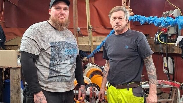 Die beiden Monteure Patrick Adamek (li.) und Joachim Sauer beim Einsatz in Berlin