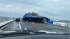 Der Sattelschlepper kippte um und rammte ein Verkehrsschild