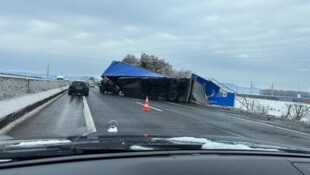 Der Sattelschlepper kippte um und rammte ein Verkehrsschild