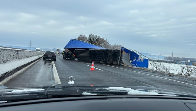 Der Sattelschlepper kippte um und rammte ein Verkehrsschild