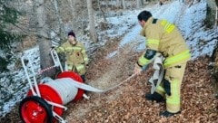 Die Feuerwehrleute halfen den Bauern mit dem Wassertransport aus.