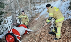 Die Feuerwehrleute halfen den Bauern mit dem Wassertransport aus.