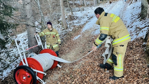 Die Feuerwehrleute halfen den Bauern mit dem Wassertransport aus.