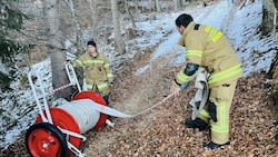 Die Feuerwehrleute halfen den Bauern mit dem Wassertransport aus.