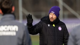 Austria-Trainer Stephan Helm begrüßte seine Spieler zum Trainingsstart.