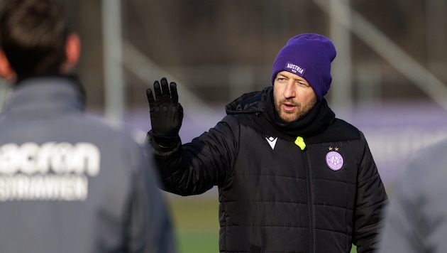 Austria-Trainer Stephan Helm begrüßte seine Spieler zum Trainingsstart.