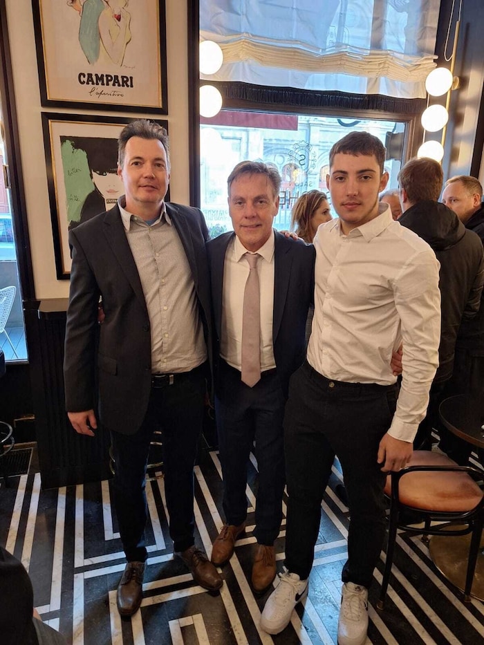 Mit U17-Teamchef Hermann Stadler machten Roman Feiertag und sein Sohn Alexander im Cafe Sacher ...