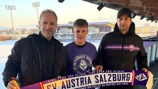 Rohrmoser flankiert von Sportchef Kirchler (li.) und Obmann Rettenbacher