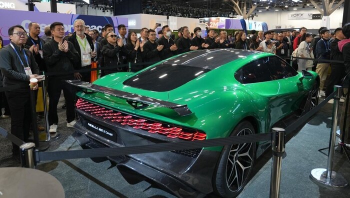 Der knapp 2000 PS starke Hypersportler ist ein Blickfang auf der CES.