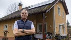 Paul P. vor seiner Solaranlage am Dach seines Hauses.