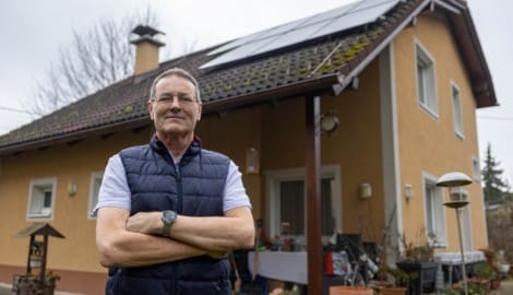 Paul P. vor seiner Solaranlage am Dach seines Hauses.