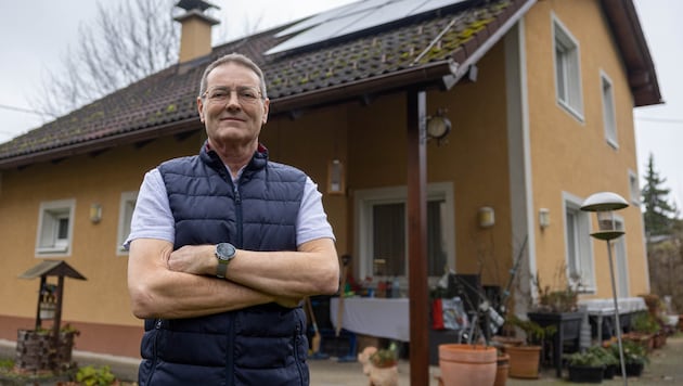 Paul P. vor seiner Solaranlage am Dach seines Hauses.