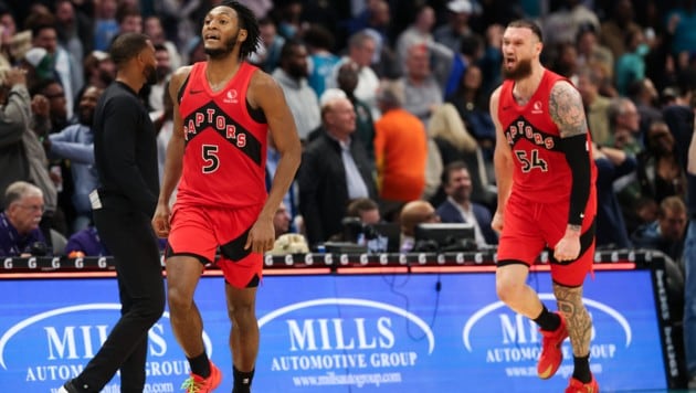 Immanuel Quickley (li.) ließ die Raptors jubeln.