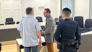 Der Angeklagte und sein Anwalt Andreas Mauhart.